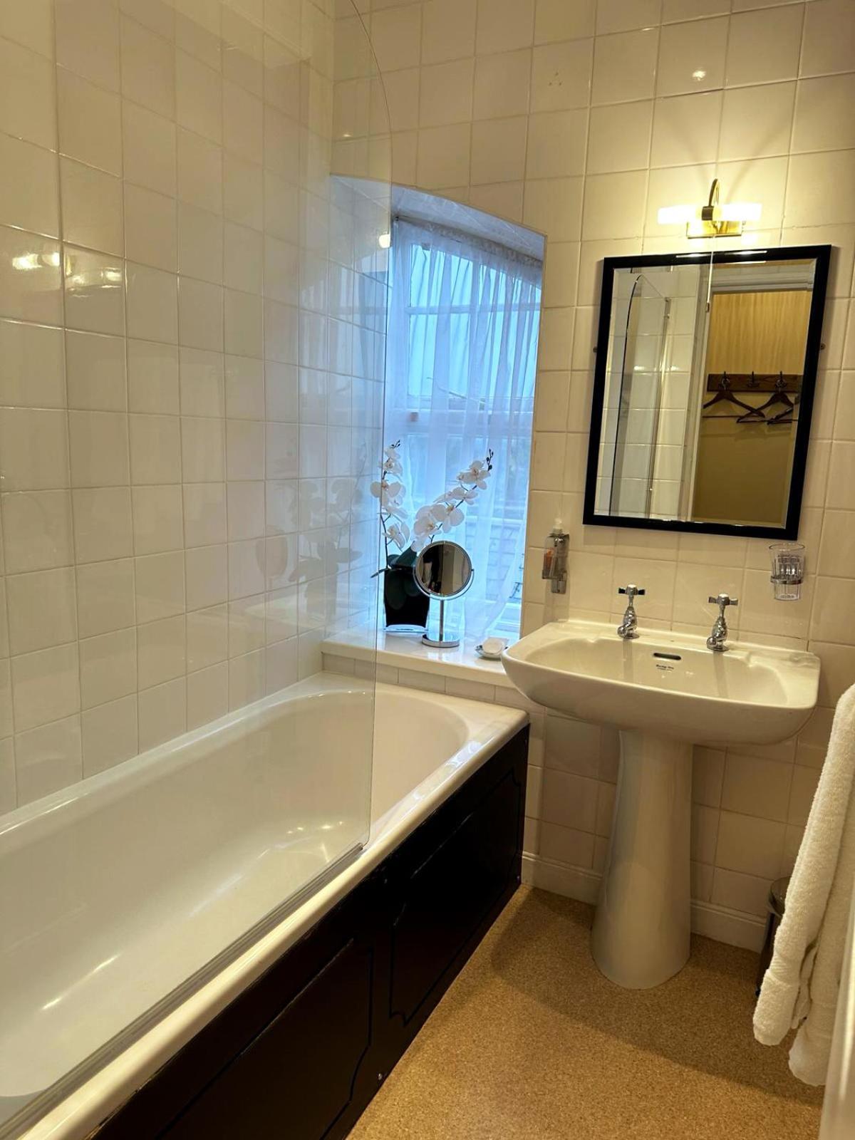 Orchard Club Otel Knaresborough Oda fotoğraf